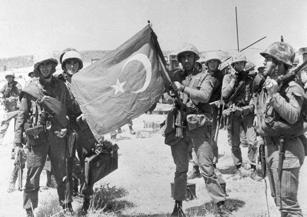 Τουρκική εισβολή στην Κύπρο: Ερντογάν και αντοπολίτευεση γιορτάζουν και στο Twitter