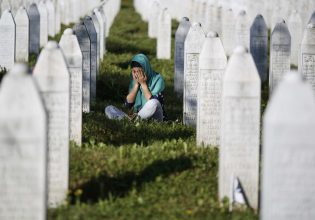 Σφαγή της Σρεμπρένιτσα: Μία από τις μελανότερες σελίδες της Ιστορίας από τον Β’ Παγκόσμιο Πόλεμο και μετά