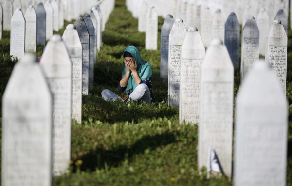 Σφαγή της Σρεμπρένιτσα: Μία από τις μελανότερες σελίδες της Ιστορίας από τον Β’ Παγκόσμιο Πόλεμο και μετά