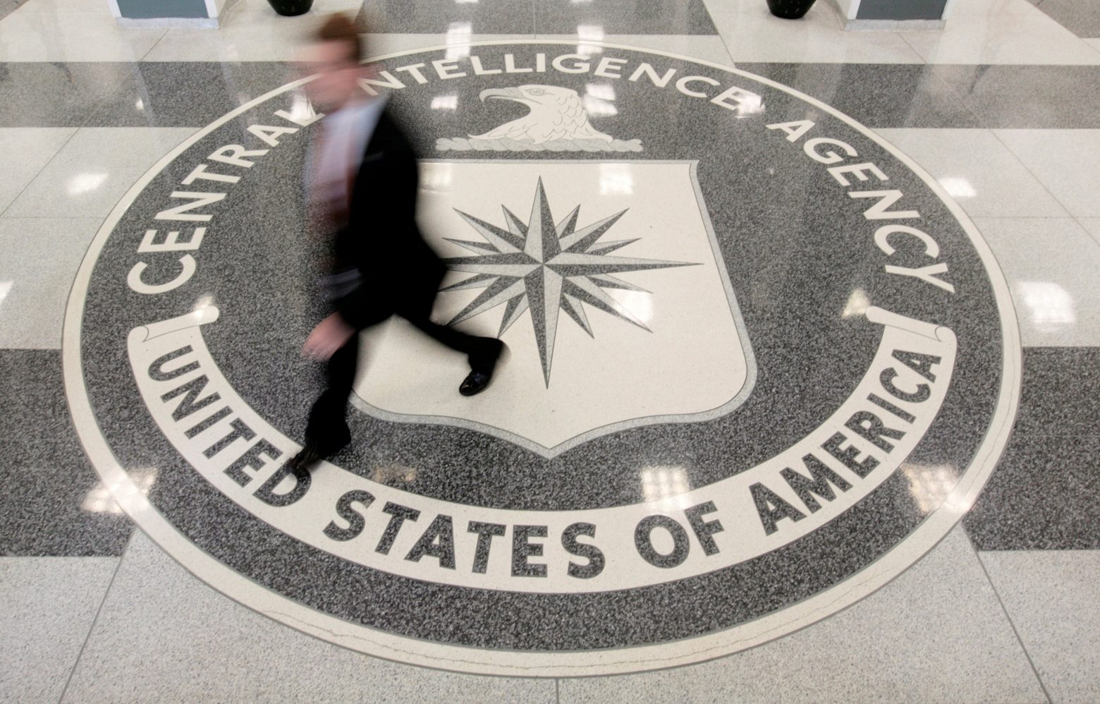 WikiLeaks: Καταδικάστηκε ο χάκερ που έβγαλε στη φόρα τα κυβερνοόπλα της CIA