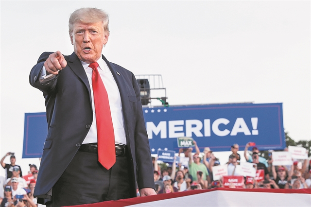 Τραμπ: Επιασε τον οδηγό της λιμουζίνας από τον λαιμό