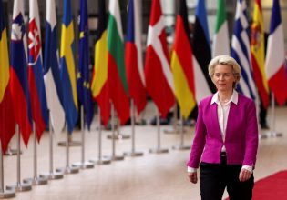 Εμβόλιο: Επίπληξη στην Κομισιόν για τα «χαμένα» SMS μεταξύ Φον ντερ Λάιεν και Μπουρλά