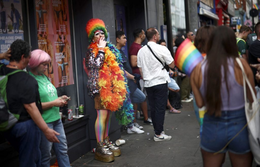 Λονδίνο: Χιλιάδες άτομα στην πολύχρωμη γιορτή του Pride – 50 χρόνια από την πρώτη παρέλαση