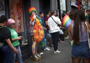 Λονδίνο: Χιλιάδες άτομα στην πολύχρωμη γιορτή του Pride – 50 χρόνια από την πρώτη παρέλαση