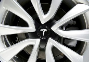 Ηλεκτροκίνηση: Κινεζική εταιρεία προσπέρασε την Tesla σε πωλήσεις