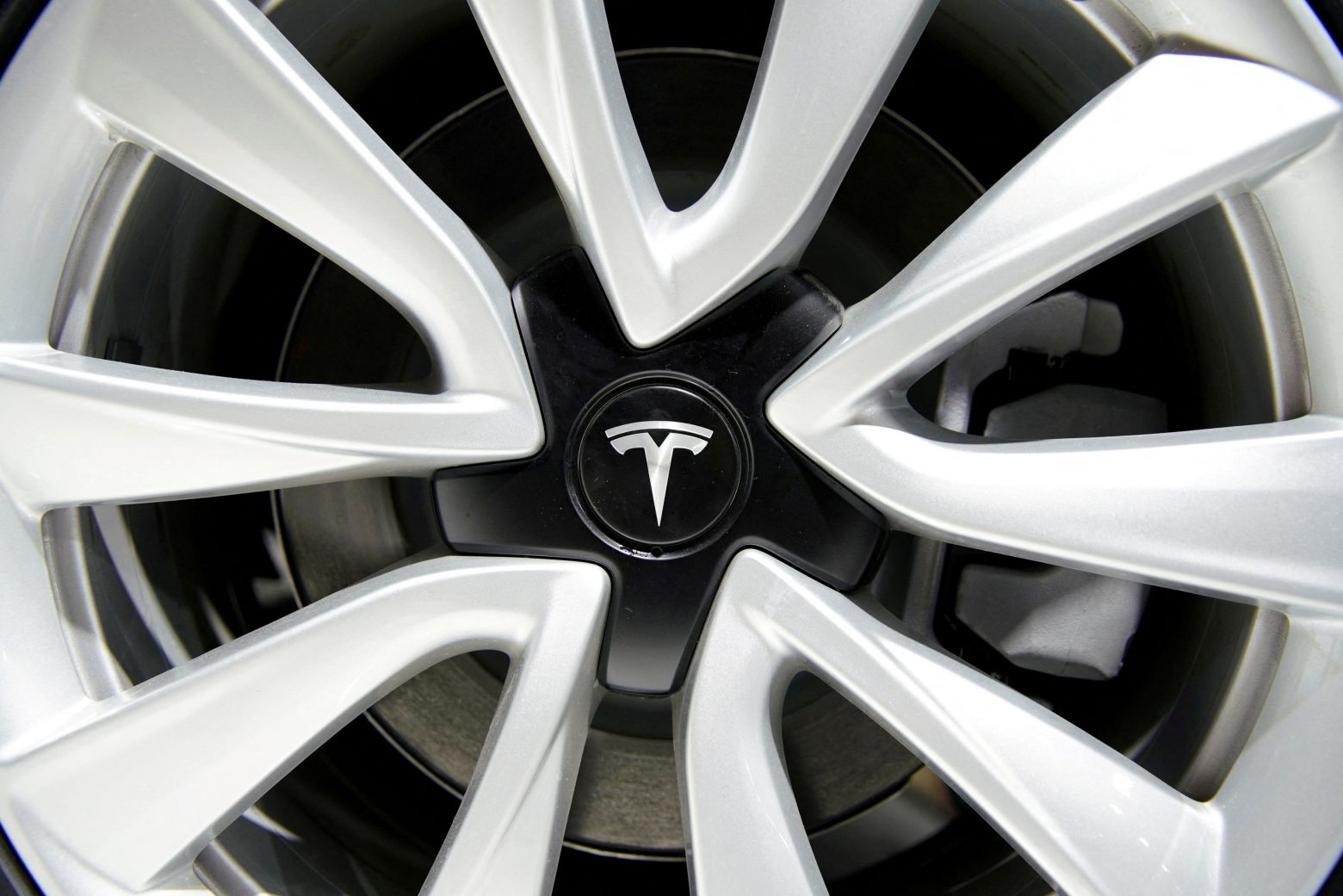 Ηλεκτροκίνηση: Κινεζική εταιρεία προσπέρασε την Tesla σε πωλήσεις