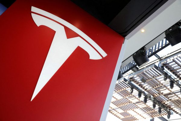 Tesla: O Μασκ υπόσχεται μείωση τιμών όταν πέσει ο πληθωρισμός