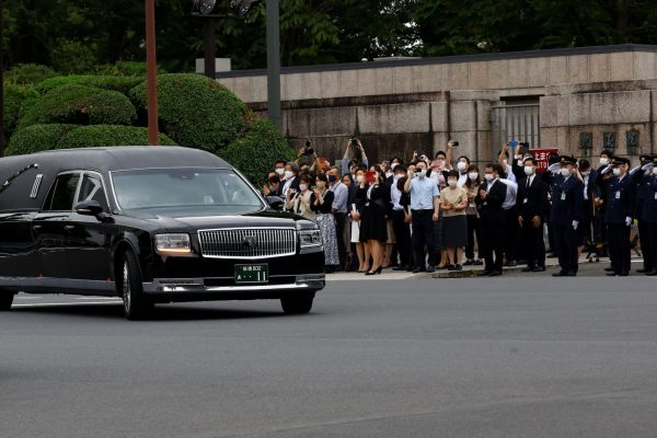 Σίνζο Άμπε: Σε στενό οικογενειακό κύκλο η κηδεία του – Φόρος τιμής από πλήθος κόσμου