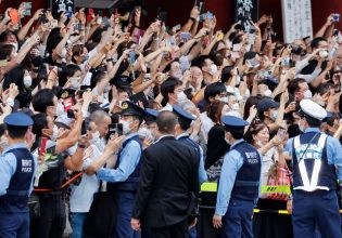 Σίνζο Άμπε: Σε στενό οικογενειακό κύκλο η κηδεία του – Φόρος τιμής από πλήθος κόσμου