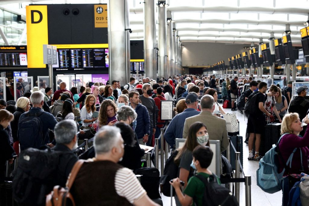 Λονδίνο: Ορίστηκε πλαφόν στους 100.000 επιβάτες ανά ημέρα στο αεροδρόμιο του Χίθροου