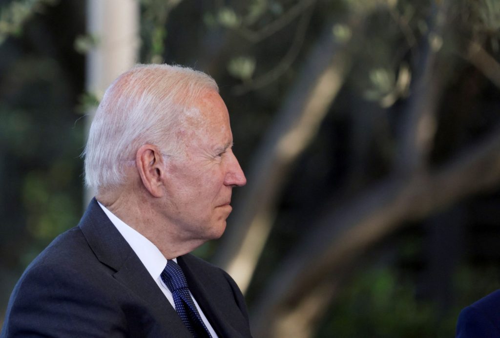 Το πρόγραμμα του Μπάιντεν για το κλίμα σκοντάφτει στον… Μάντσιν