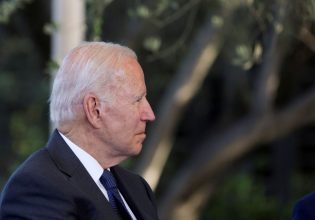 Το πρόγραμμα του Μπάιντεν για το κλίμα σκοντάφτει στον… Μάντσιν