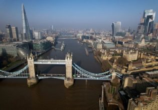 Βρετανία: 13 νεκροί από τον ιστορικό καύσωνα – Νέο ρεκόρ θερμοκρασίας με 40.3 βαθμούς