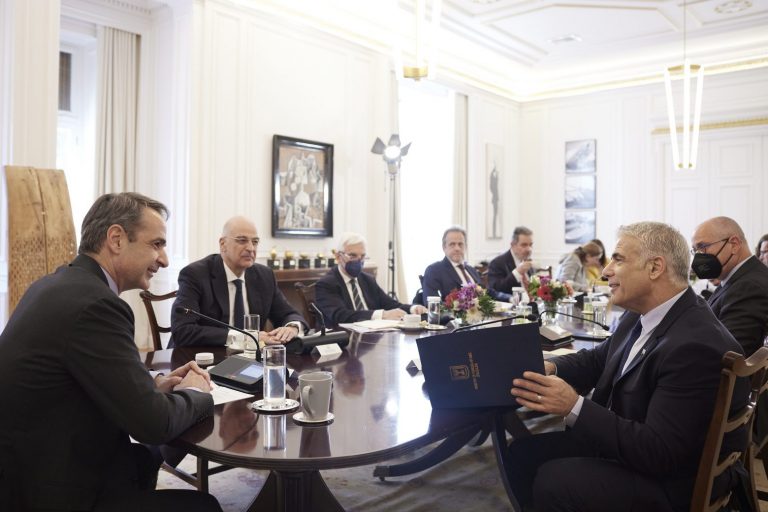 Τηλεφωνική επικοινωνία Μητσοτάκη – Λαπίντ πριν την επίσκεψη Μπάιντεν στο Ισραήλ