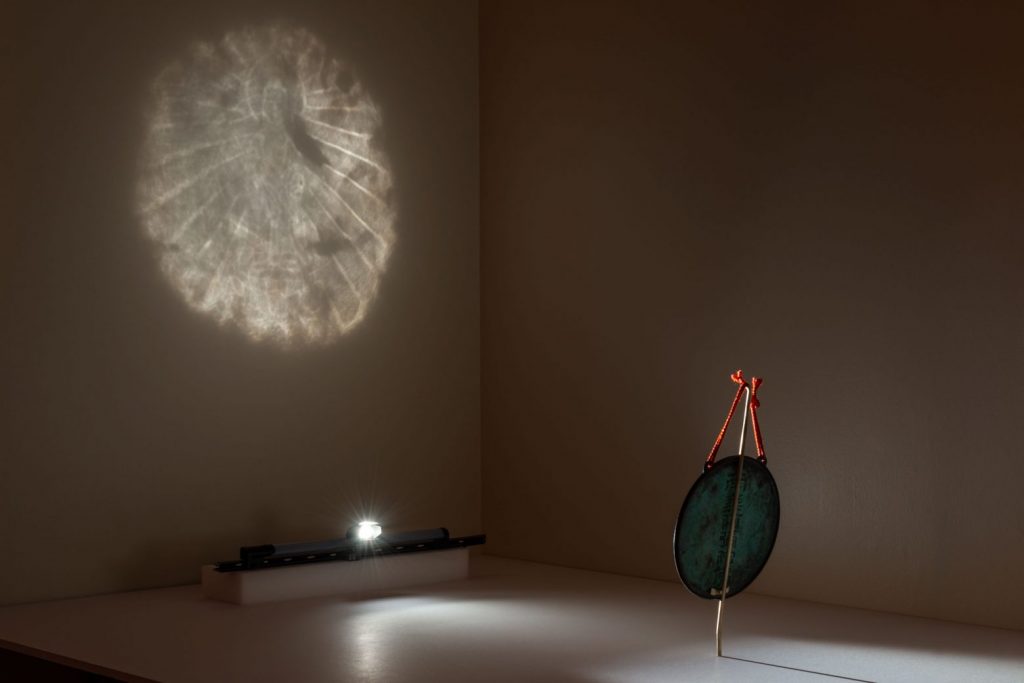 Ένα τρικ φωτισμού σε καθρέφτη αποκαλύπτει κρυμμένο Βούδα