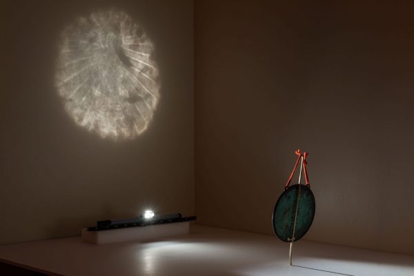 Ένα τρικ φωτισμού σε καθρέφτη αποκαλύπτει κρυμμένο Βούδα