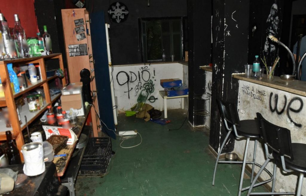 Θεσσαλονίκη: Στυλιάρια, κράνη και ένα αλεξίσφαιρο στην «Κατάληψη 111»