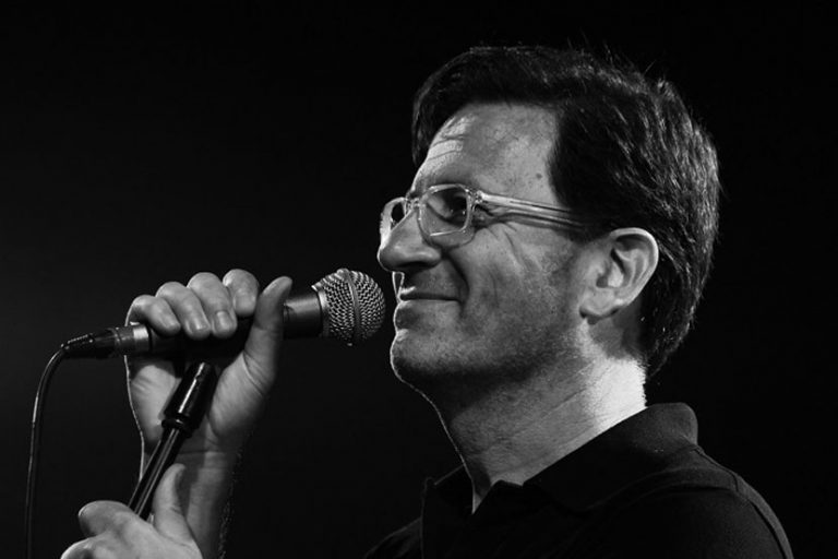 Θανάσης Παπακωνσταντίνου: Χαμός στο Twitter με τον τραγουδιστή – Γιατί τον «χειροκροτούν» οι χρήστες;