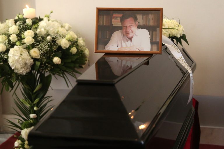 Ηλίας Νικολακόπουλος: Το τελευταίο αντίο στην πολιτική κηδεία – Τα «πέτρινα» παιδικά χρόνια και η πλούσια διαδρομή του