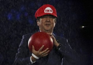 Σίνζο Άμπε: Όταν ο δολοφονημένος πρώην πρωθυπουργός της Ιαπωνίας ντυνόταν Σούπερ Μάριο και έκλεβε την παράσταση