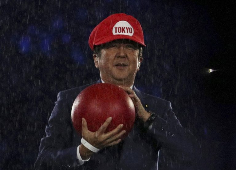 Σίνζο Άμπε: Όταν ο δολοφονημένος πρώην πρωθυπουργός της Ιαπωνίας ντυνόταν Σούπερ Μάριο και έκλεβε την παράσταση