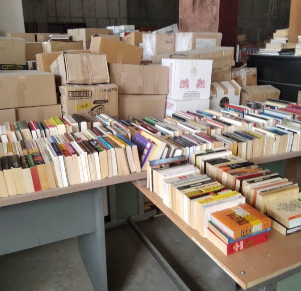Ο Δήμος Νέας Σμύρνης δώρισε εκατοντάδες βιβλία στο βιβλιοπωλείο των αστέγων