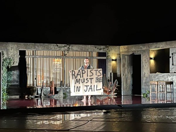 Δημήτρης Λιγνάδης: «Οι βιαστές πρέπει να είναι στη φυλακή» – Πανό καλλιτεχνών στο Φεστιβάλ Χορού Καλαμάτας