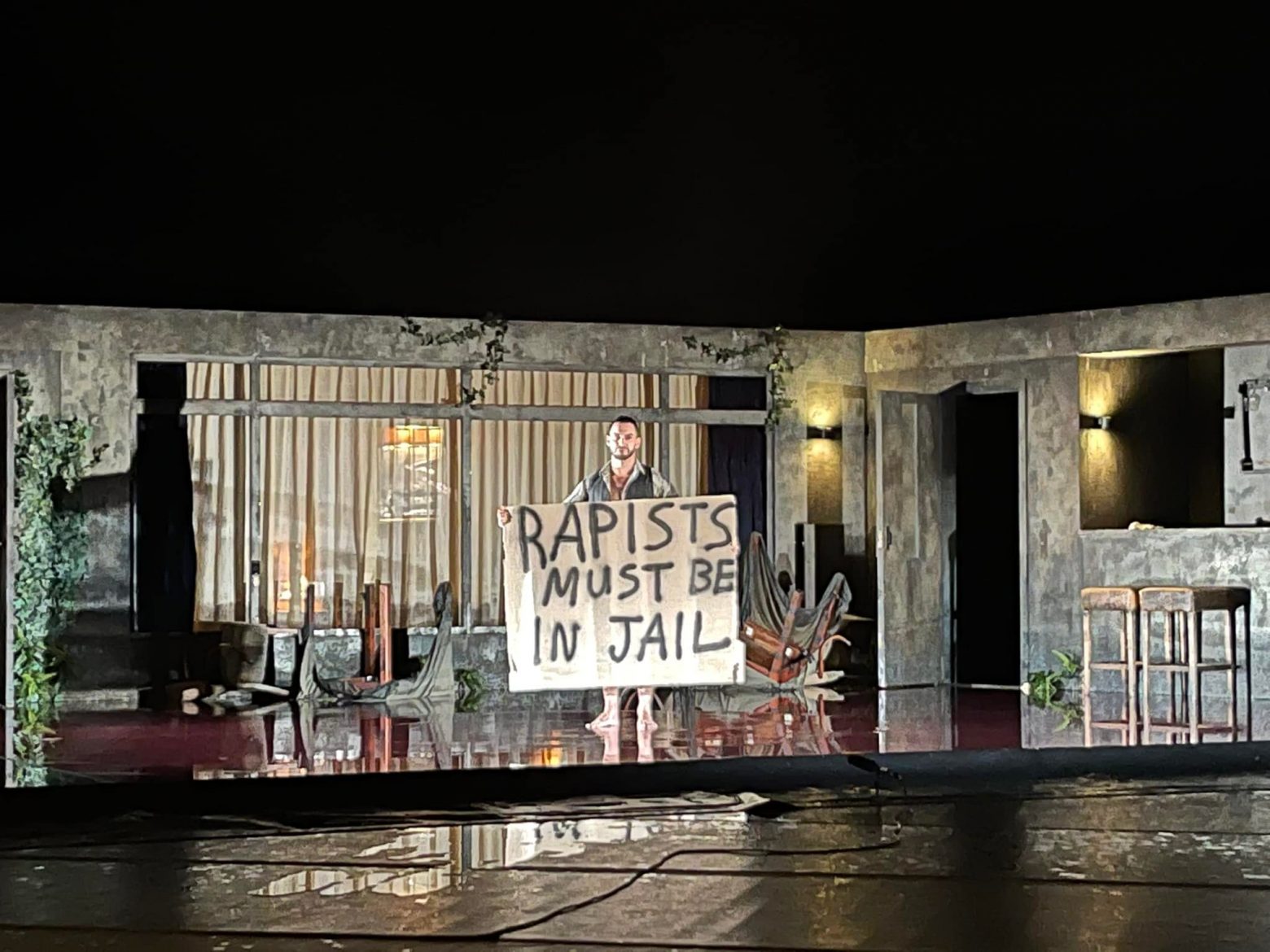 Δημήτρης Λιγνάδης: «Οι βιαστές πρέπει να είναι στη φυλακή» - Πανό καλλιτεχνών στο Φεστιβάλ Χορού Καλαμάτας