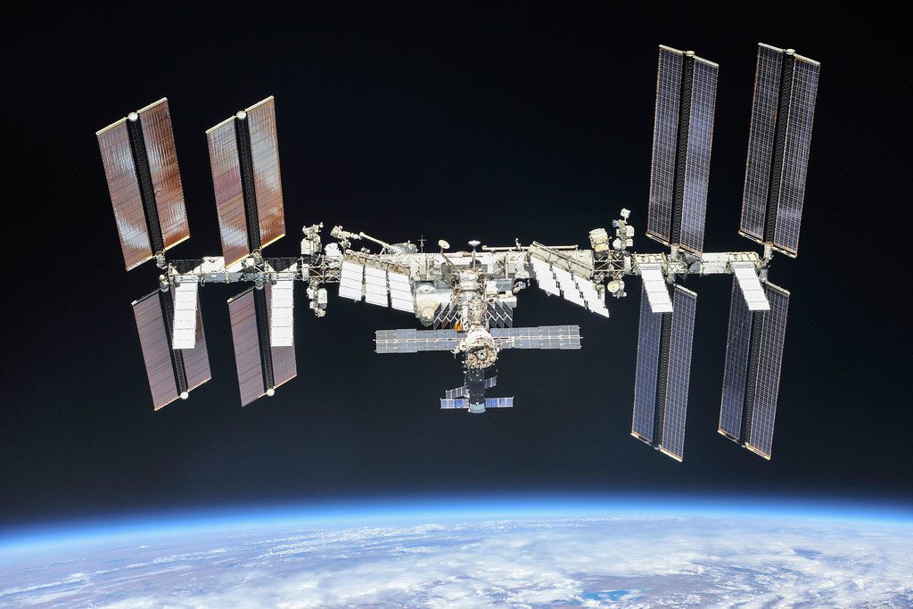 Διεθνής Διαστημικός Σταθμός: Οι αστροναύτες πετούν πλέον τα σκουπίδια από το παράθυρο