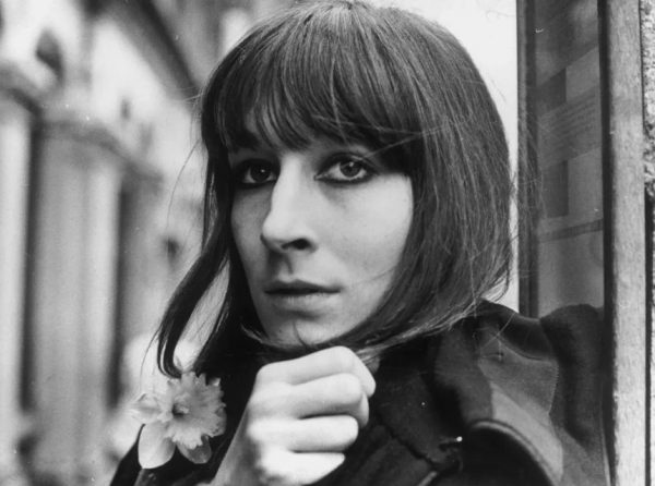 Η Αντζέλικα Χιούστον παρατηρεί τη λαμπερή ζωή της με αδιάφορη ματιά