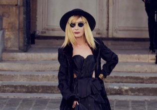 Η γλύπτρια Μάρα Καρέτσου «περπάτησε» στο σόου της Celia Kritharioti στο Monnaie de Paris