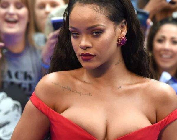 Όταν Ριάνα, Μάιλι Σάιρους και Έμιλι Ρατακόφσκι φωτογραφίζονταν χωρίς σουτιέν