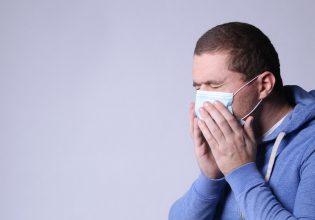 Κοροναϊός: Πώς η Όμικρον προκαλεί τόσες επαναλοιμώξεις