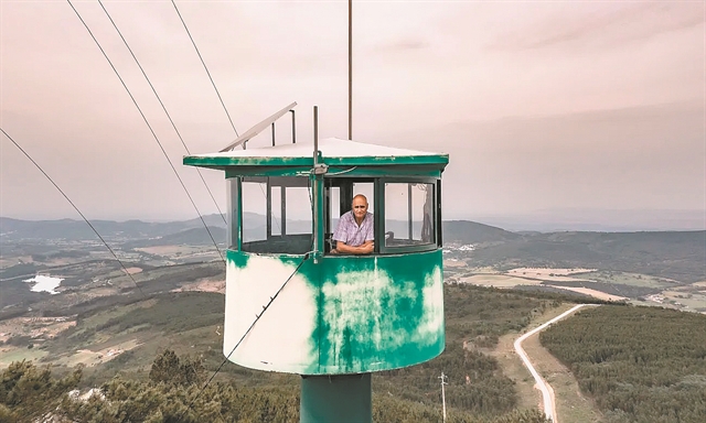 Ζουν σαν ερημίτες για να προλαβαίνουν τις φωτιές