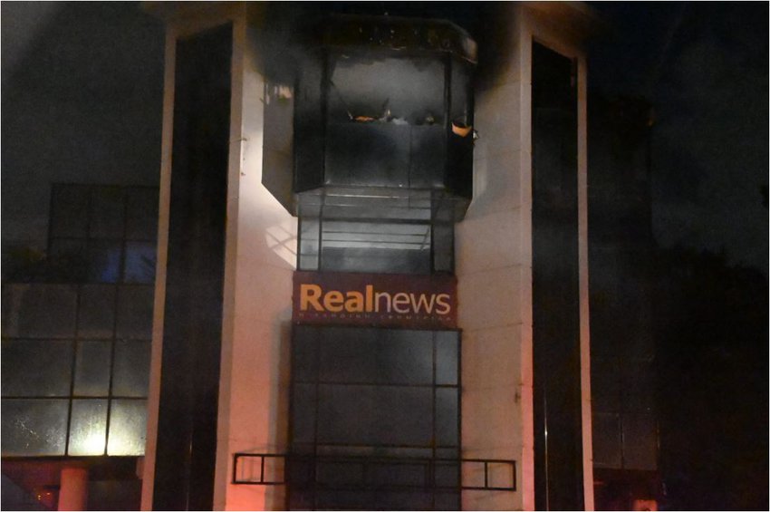 Πυρκαγιά στον Real: Υπολείμματα εκρηκτικού μηχανισμού στην είσοδο του κτιρίου