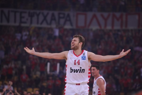 Ο Βεζένκοφ πήρε και το βραβείο του πιο δημοφιλή παίκτη της σεζόν