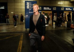 Έφτασε στην Ελλάδα για την ΑΕΚ ο Γιόνσον