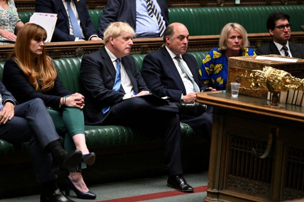 Βρετανία: Ο Μπόρις Τζόνσον ανασυντάσσεται – Έδιωξε τον υπουργό Προεδρίας και ετοιμάζει φοροαπαλλαγές