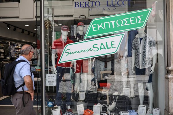 Εκπτώσεις: Ανοιχτά τα καταστήματα την Κυριακή
