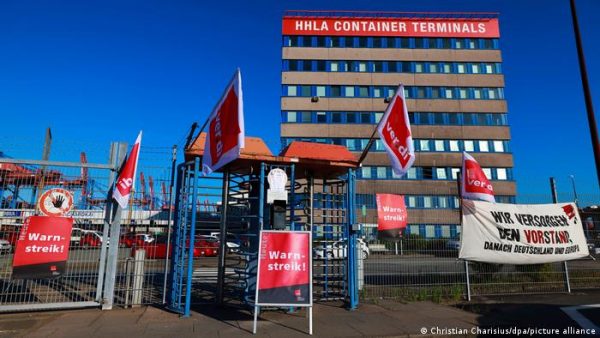 Γερμανοί λιμενεργάτες απεργούν για τον πληθωρισμό