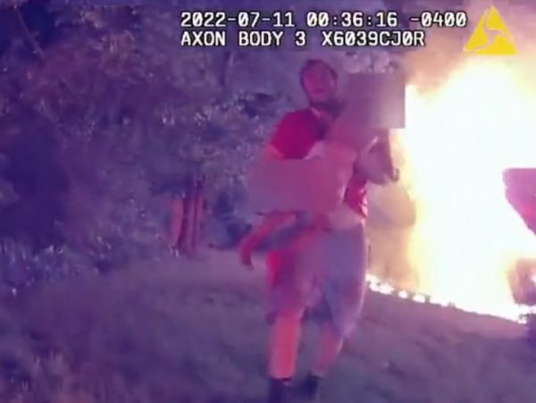 Ο ήρωας ντελιβεράς που έσωσε μόνος του πέντε παιδιά από φλεγόμενο σπίτι