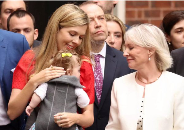 Μπόρις Τζόνσον: Έκλεψε την παράσταση η μικρή Ρόμι στο διάγγελμα παραίτησης του πατέρα της