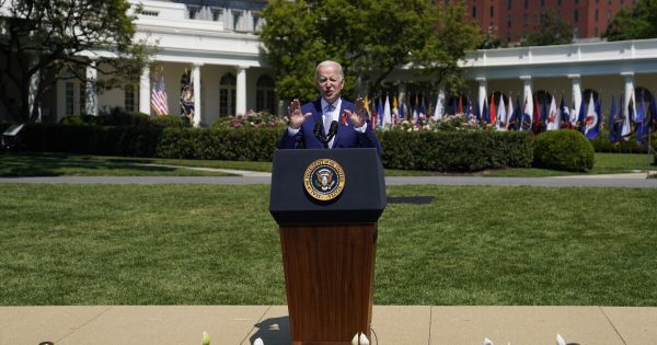 Τζο Μπάιντεν: Θετικός στον κοροναϊό – Παρουσιάζει ελαφρά συμπτώματα, λέει ο Λευκός Οίκος