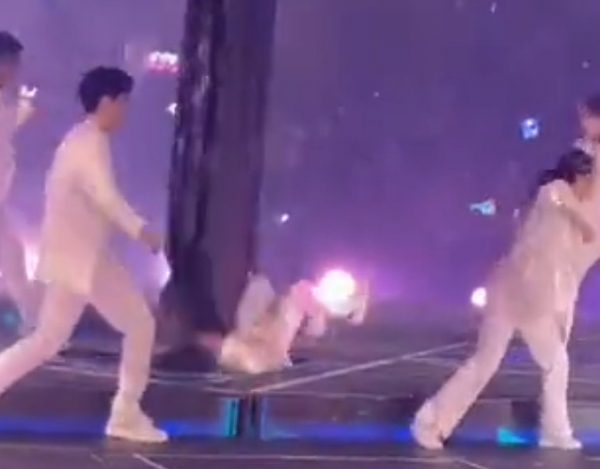 Χονγκ Κονγκ: Τρομακτικό βίντεο από την κατάρρευση γιγαντοοθόνης – Χαροπαλεύει ένας χορευτής