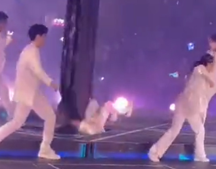 Χονγκ Κονγκ: Τρομακτικό βίντεο από την κατάρρευση γιγαντοοθόνης – Χαροπαλεύει ένας χορευτής