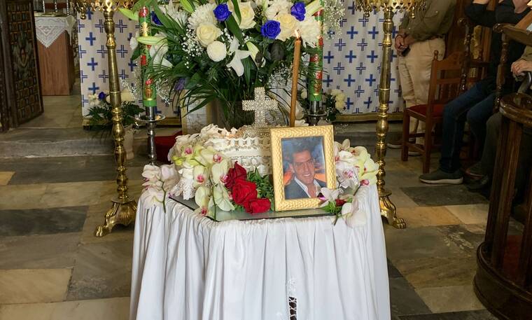 Τζώρτζης Μονογυιος: Συντετριμμένη η μητέρα και η αδερφή του στο μνημόσυνη έξι μήνες από το θάνατό του