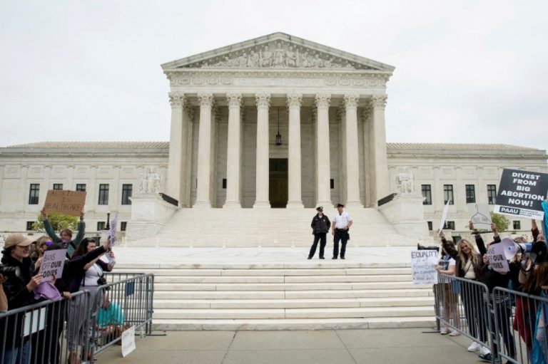 Ετσι πεθαίνουν οι θεσμοί