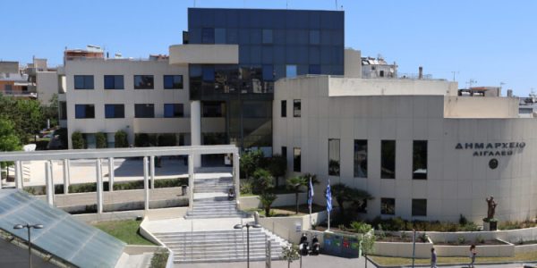 Επίθεση κουκουλοφόρων στο Δημαρχείο Αιγάλεω