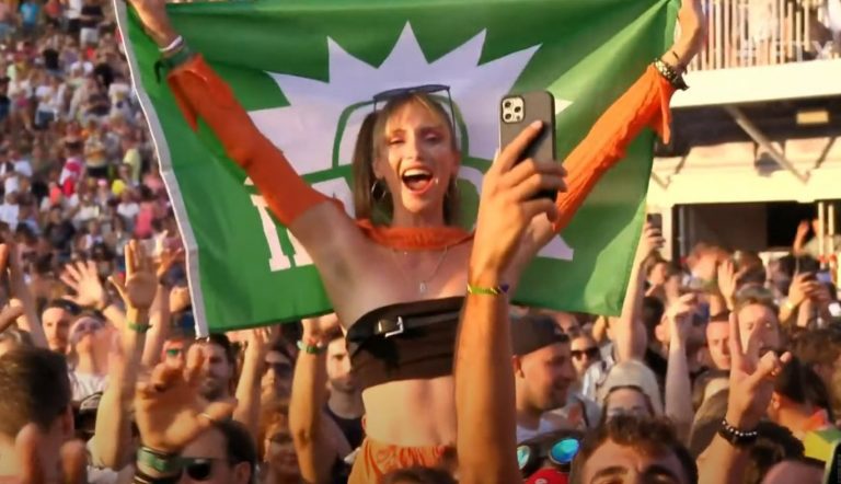 Το ΠΑΣΟΚ είναι… παντού! Τύπισσα πήγε στο Tomorrowland με… τον πράσινο ήλιο αγκαλιά