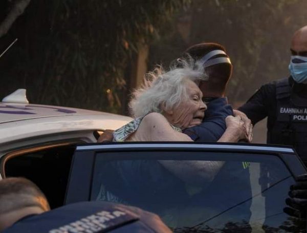 Φωτιά στην Πεντέλη: Συγκλονιστικές εικόνες από τη διάσωση ηλικιωμένης – Έσπασαν τη πόρτα